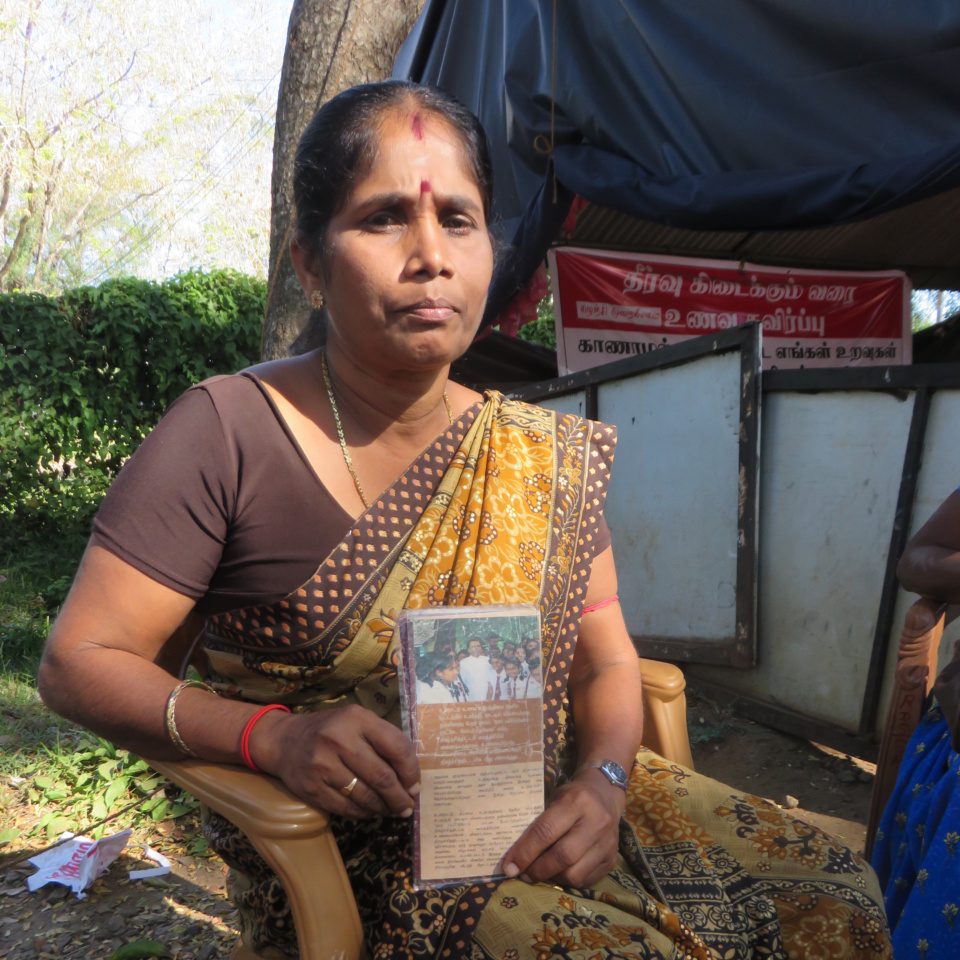 Sri Lanka: Amalie Kandyiar zeigt an einem Frauenprotest Fotos von verschwundenen Angehörigen.