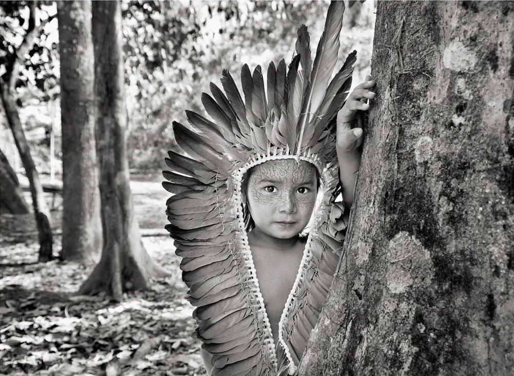 Photo: Manda Yawanawá, fille de Jeré (Yawakashahu), originaire de l' Aldeia Escondido. Terra Indígena do Rio Gregório. État fédéral d'Acre, Brésil, 2016. © Sebastião Salgado