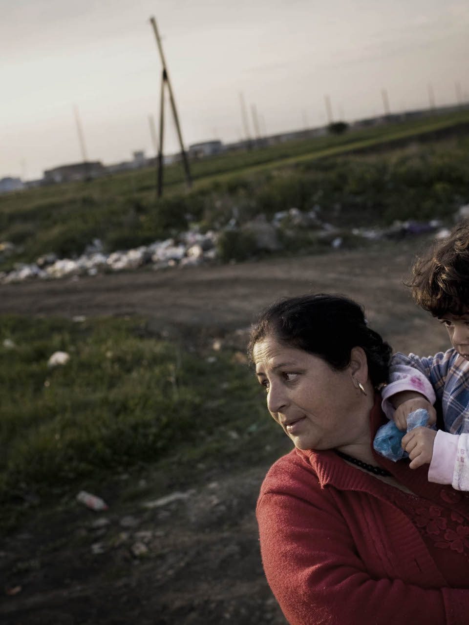 Une femme roms avec sa petite fille à l'enclave serbe de Laplje Selo.