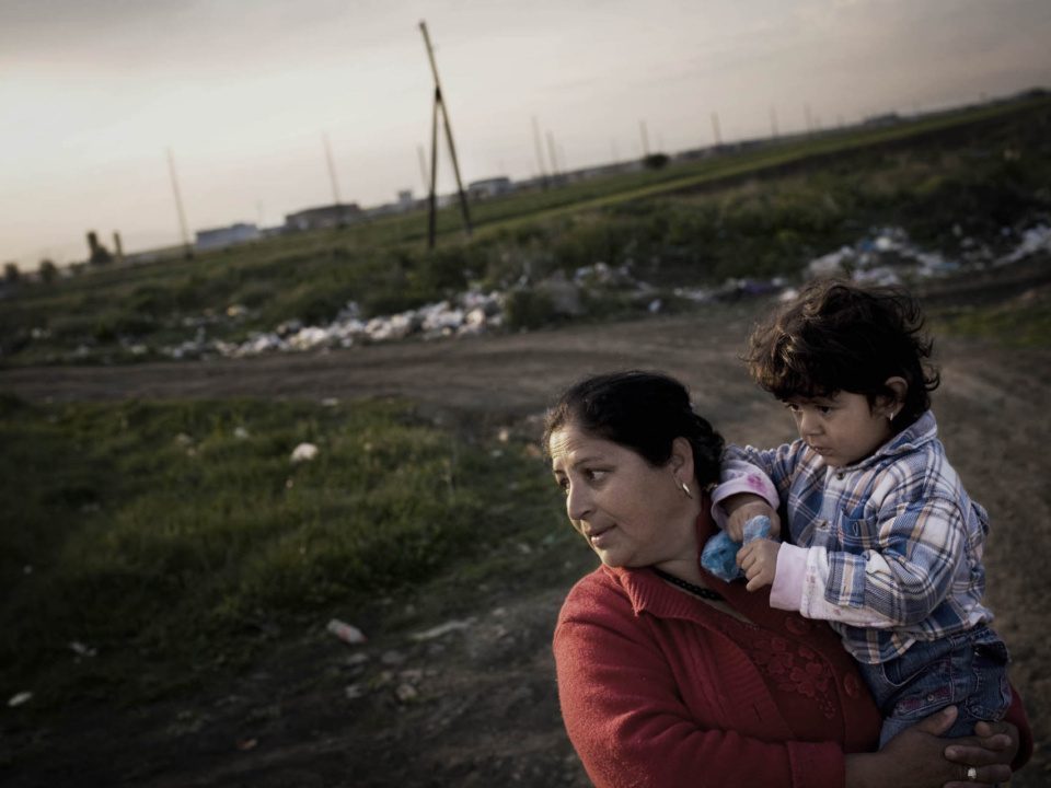 Une femme roms avec sa petite fille à l'enclave serbe de Laplje Selo.