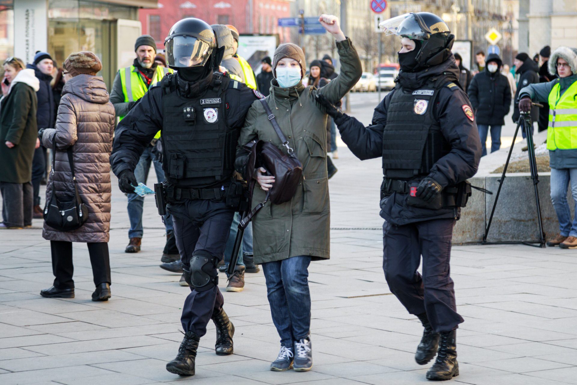 Moskau, Ende Februar 2022: Polizisten halten eine Demonstrantin gegen den Krieg fest. Foto: Konstantin Lenkov/Shutterstock