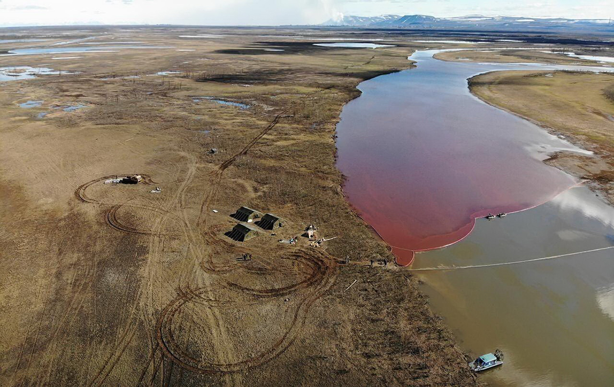 Dieselöl im Fluss Piassino nach der Umweltkatastrophe in Norilsk. Foto: ZVG