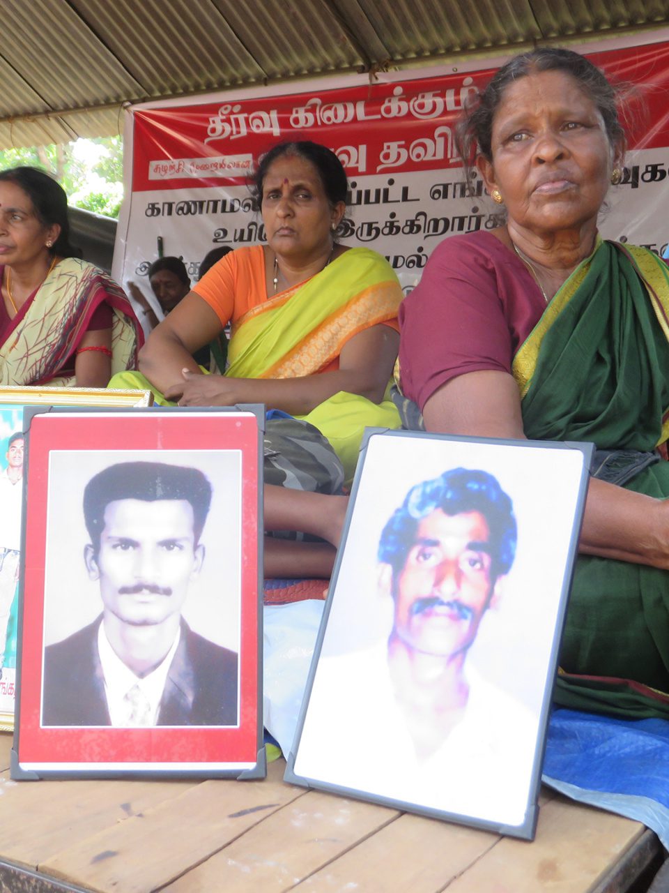 Sri Lanka: Tamilinen zeigen an einem Protest in Sri Lanka Fotos von verschwundenen Angehörigen.
