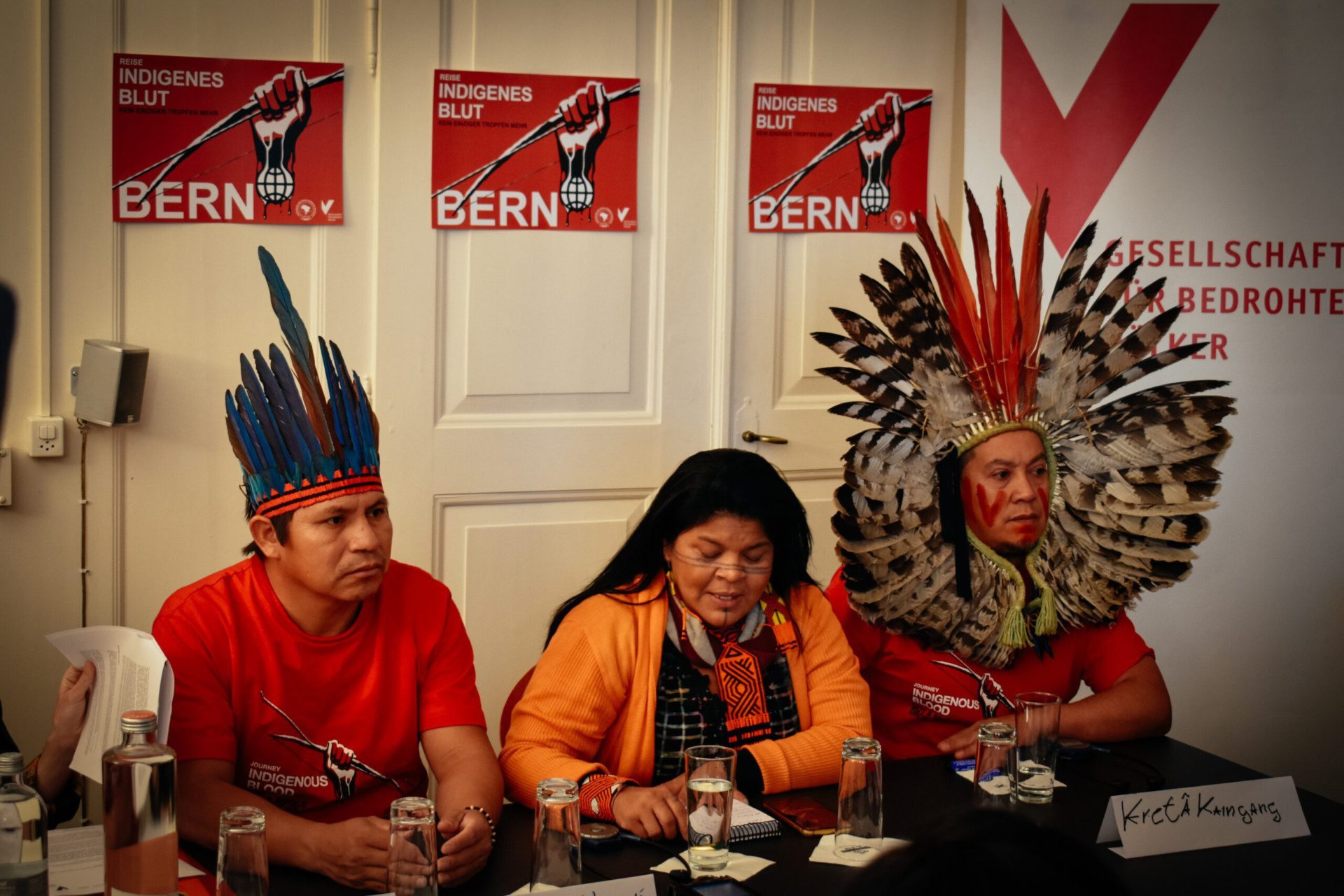 Pressekonferenz indigener Delegierter aus Brasilien in Bern: Elizeu Guarani Kaiowá, Sonia Guajajara und Kretã Kaingang