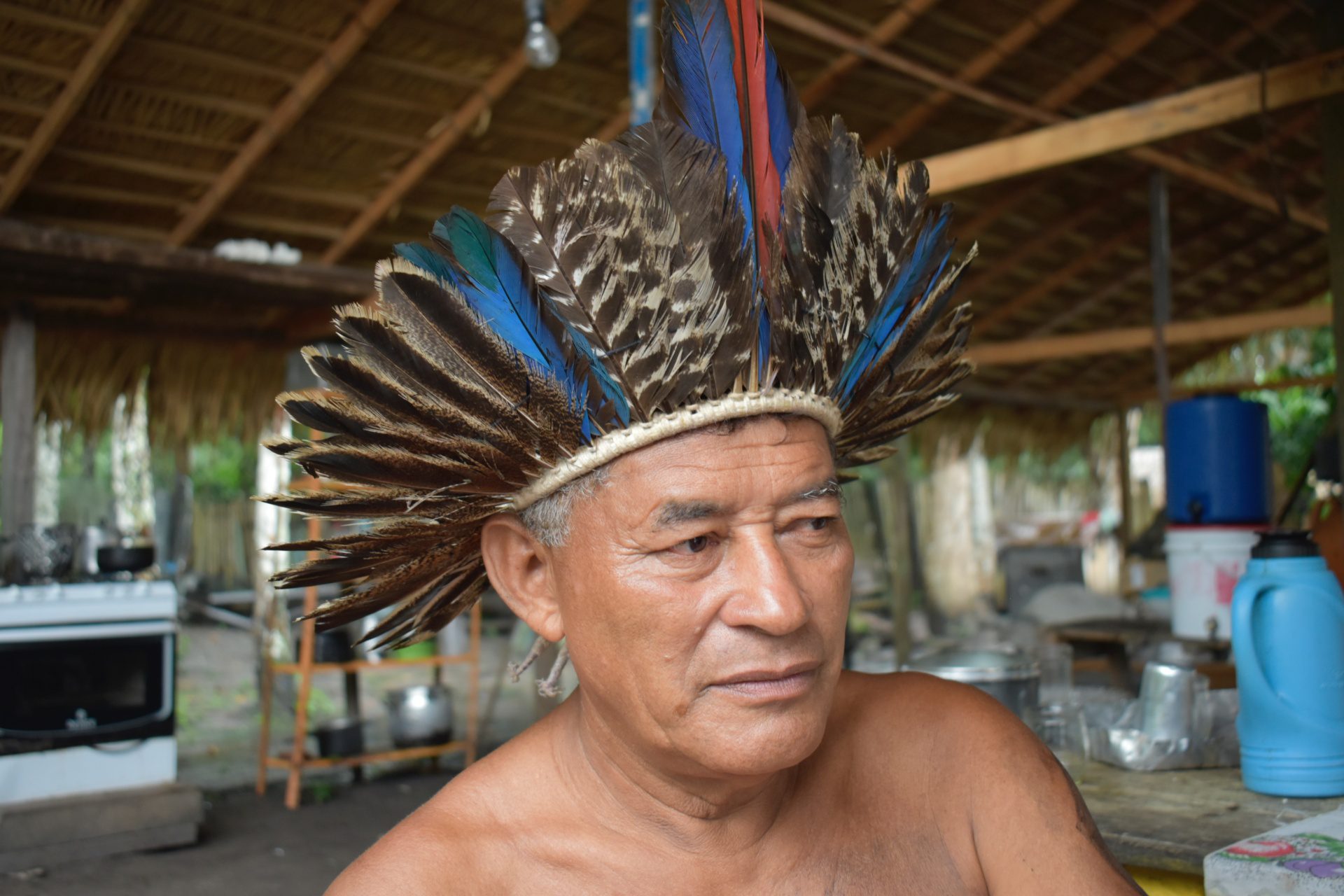 Hände weg vom Amazonas: Häuptling Cacique Braz in seinem Haus im Amazonas