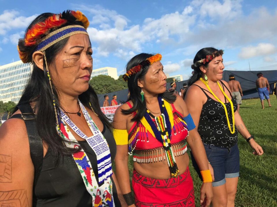 Indigene Frauen versammeln sich beim Nationalen Indigenen-Treffen im April 2019 in Brasilia, der brasilianischen Hauptstadt