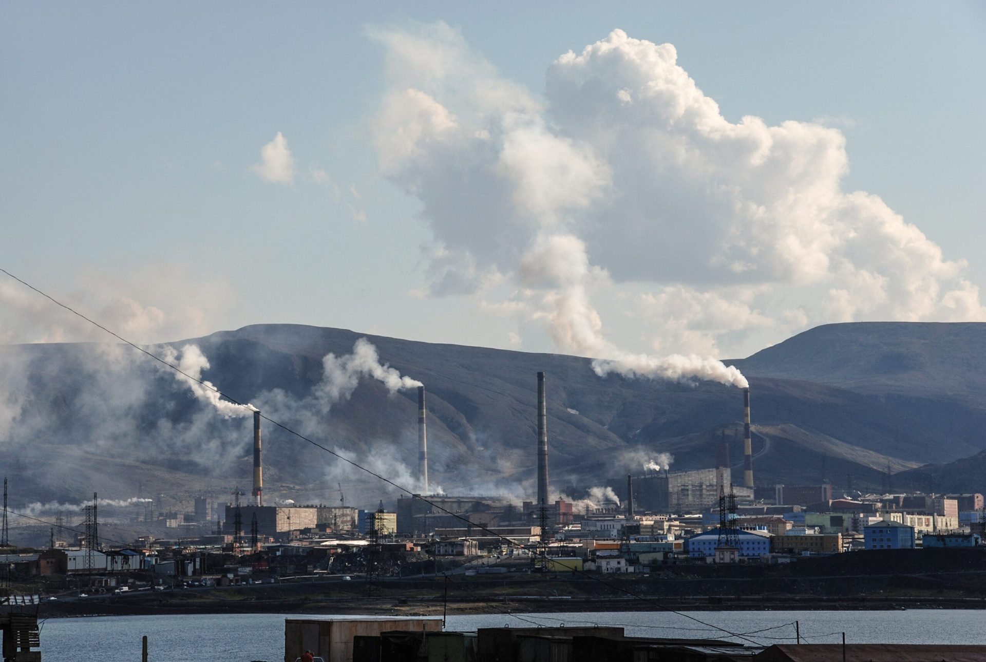 Norilsk, Russland: Eine große Menge an schädlichen Emissionen beeinträchtigt die Umwelt erheblich.