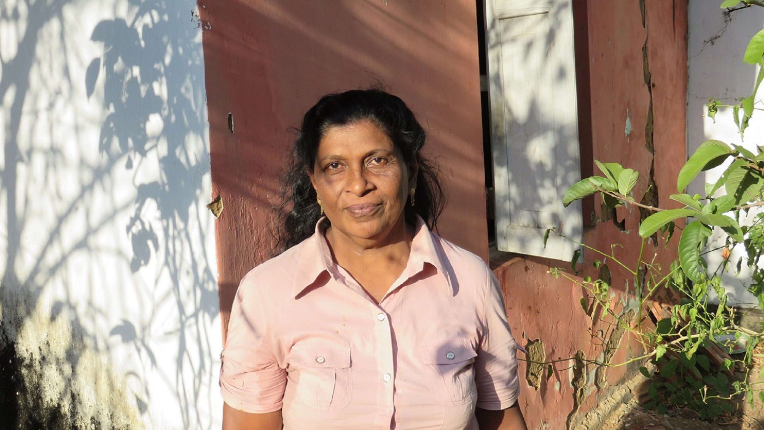 Padma Garappathi steht vor ihrem Haus in Handapagnala-See.