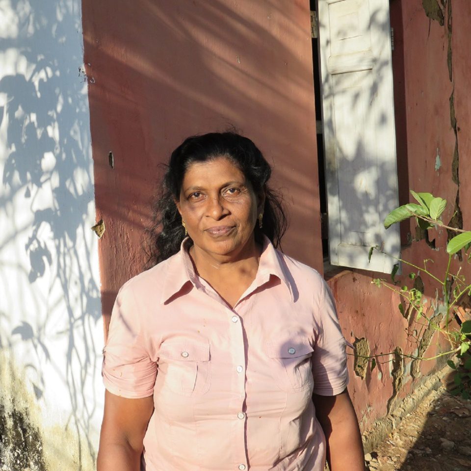 Padma Garappathi steht vor ihrem Haus in Handapagnala-See.