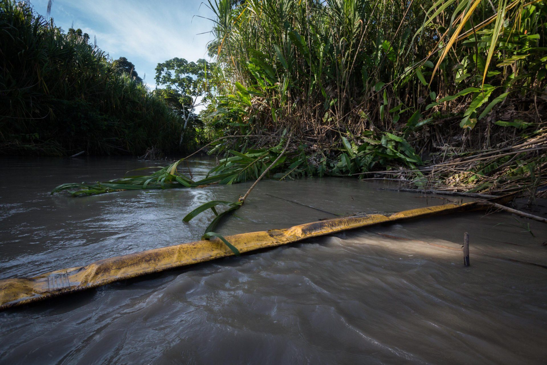 Im Napo-Fluss in der ecoadorianischen Amazonas-Region ist Rohöl zu sehen, nachdem im April 2020 eine Leitung gebrochen war. Foto: Ivan Castaneira/Agencia Tegantai