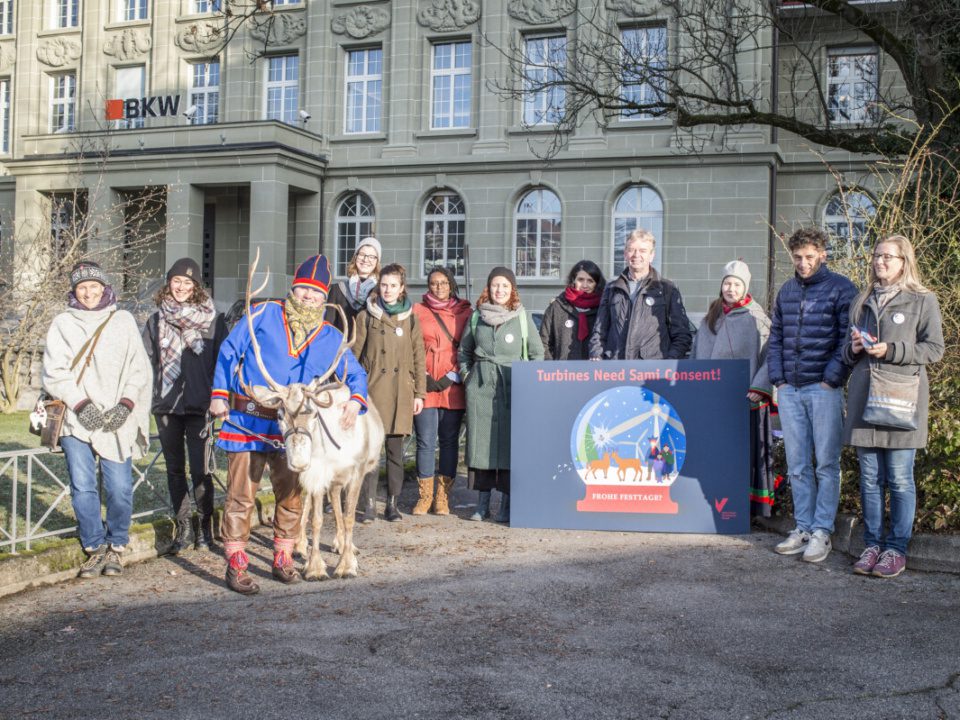 GfbV und Südsami-Verteter überreichen der BKW eine Weihnachtskarte mit dem Wunsch, dass bei einem geplanten Windkraftwerk in Norwegen die Rechte der indigenen Bevölkerung respektiert werden. Foto: Franziska Rothenbühler