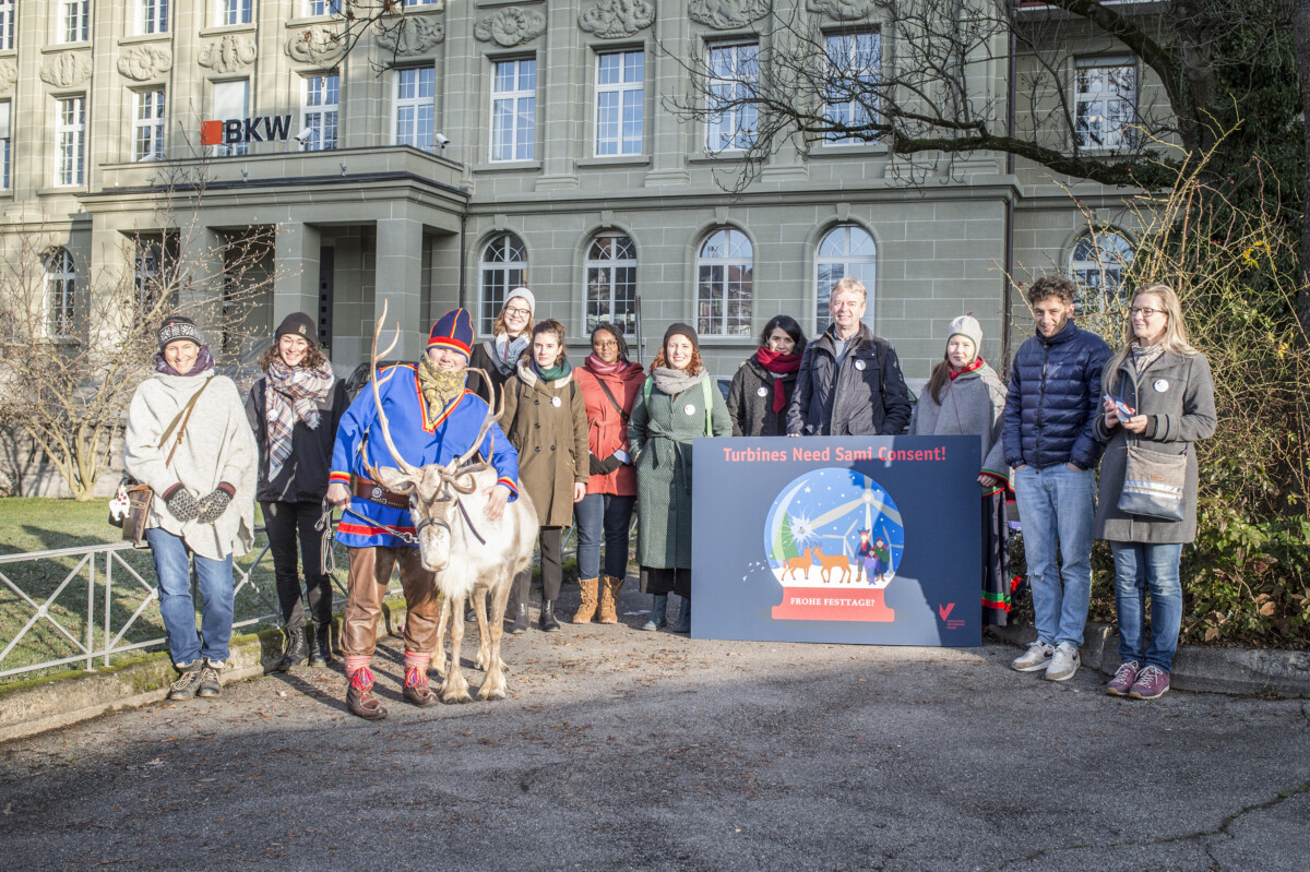 La SPM et les représentant-e-s des Sámi du Sud remettent une carte de Noël à FMB en souhaitant que les droits des communautés autochtones soient respectés dans le cadre d'un projet de centrale éolienne en Norvège. Photo : Franziska Rothenbühler