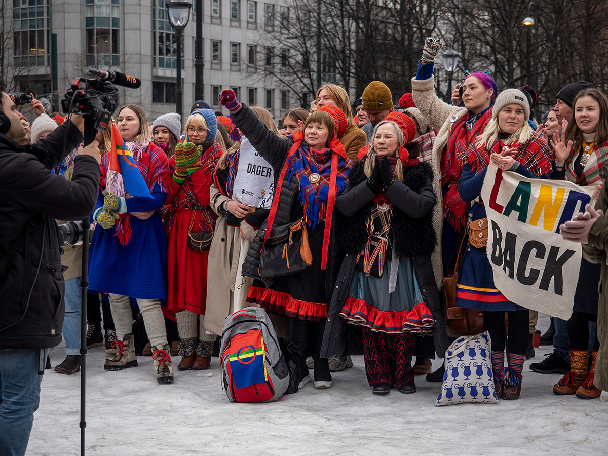 Sami und Klimaativist:innen fordern im März 2023 die norwegische Regierung in Oslo auf, Indigenerechte durchzusetzen. Foto: Shutterstock