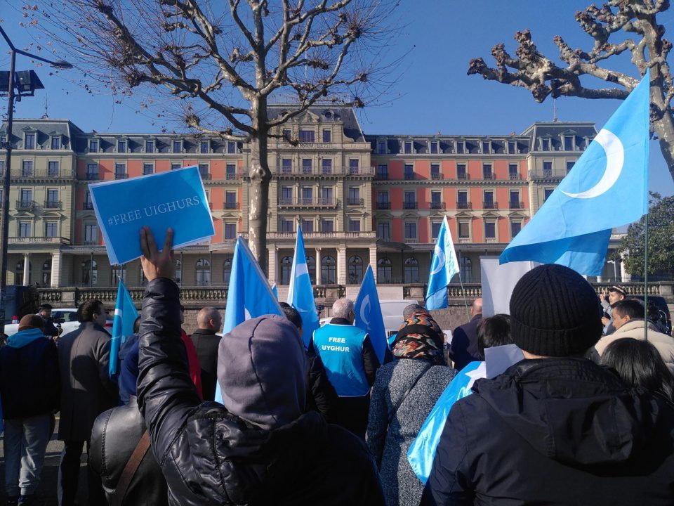 Kundgebung von Uigur:innen und Tibeter:innen vom 15. Februar in Genf.