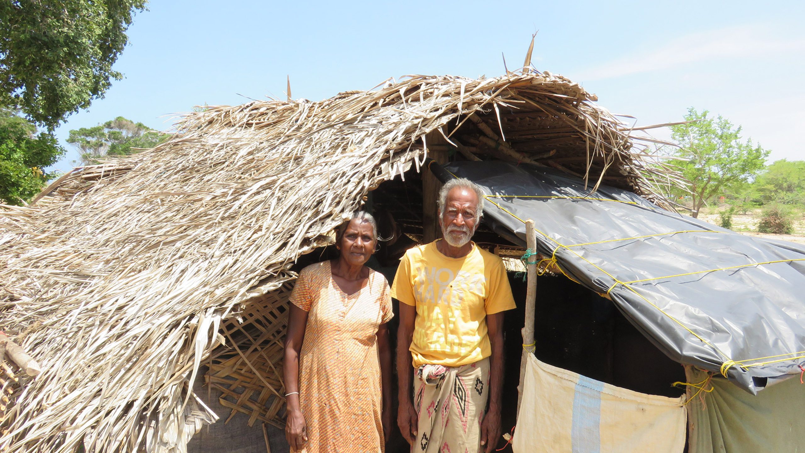 Le pêcheur Sundaram Somaradam et sa femme devant leur maison.