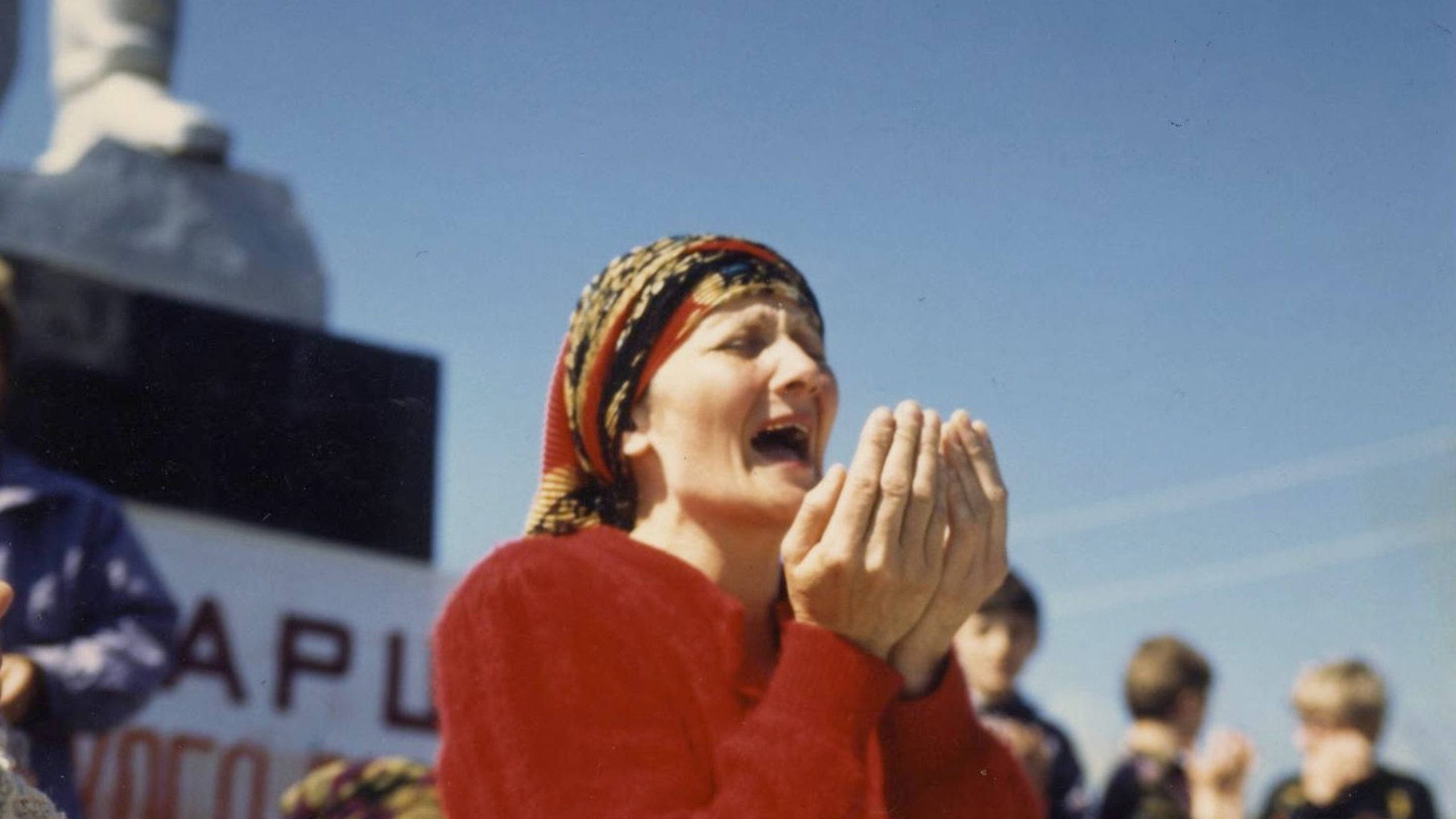 Eine tschetschenische Frau trauert um die Opfer des Krieges